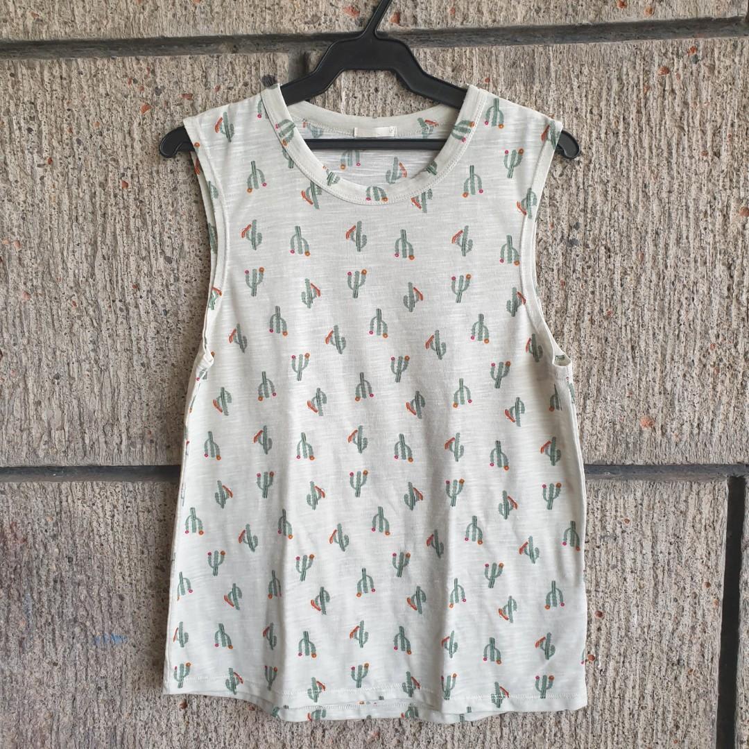 Sleeveless Top (Category: Sleeveless) located in Valenzuela. Submitted by phase2shop (Listing ID 1190784828, Image 1). Description: medium no flaws.