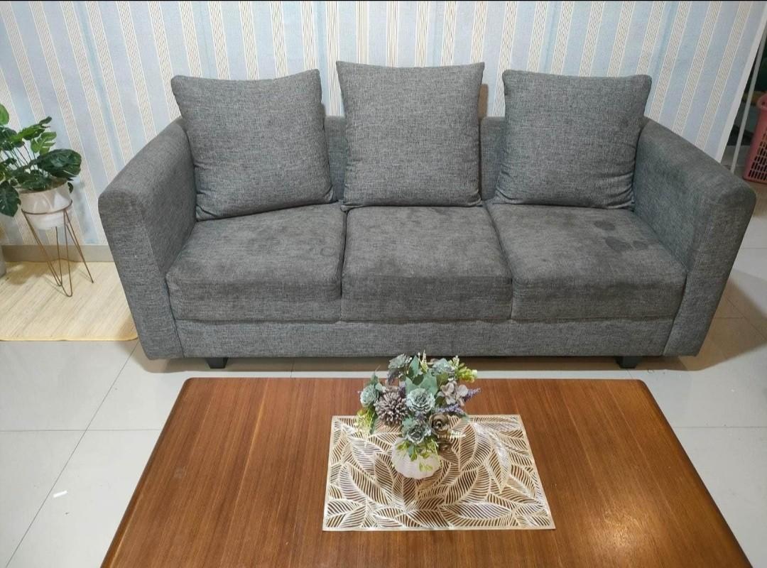 Sofa ruang tamu, Perabotan Rumah di Carousell