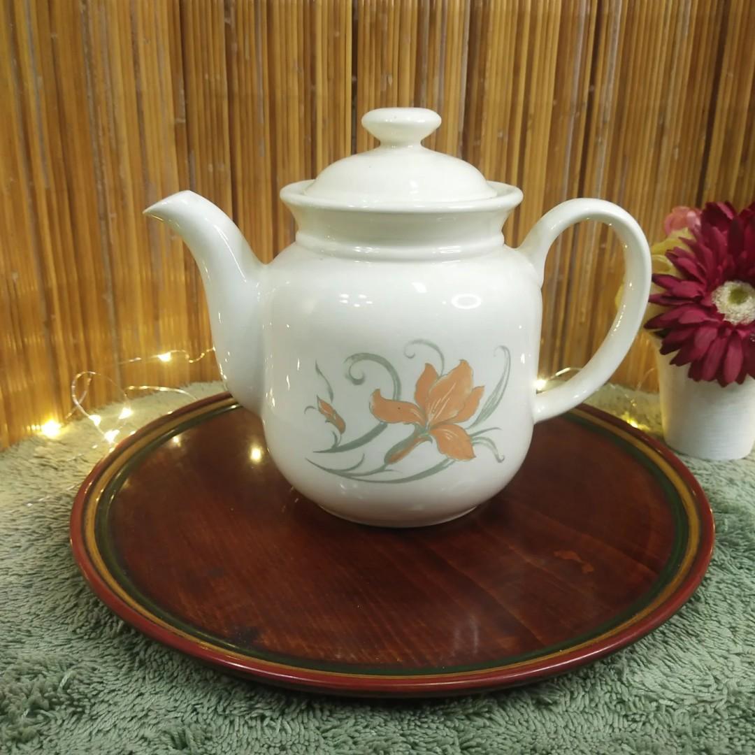 Staffordshire England Coffeepot (Category: Coffee & Tea Tableware) located in Malolos. Submitted by jestrelita (Listing ID 1190710067, Image 1). Description: Staffordshire England Coffeepot P680 - made by Staffordshire Tableware England - 17cm ht ceramic teapot - very good condition 👍💯👍💯👍💯👍.