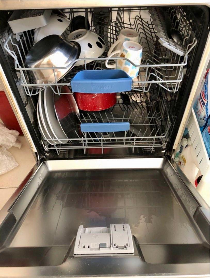 6year old Bosch dishwasher. Slightly worn out but working fine. Price