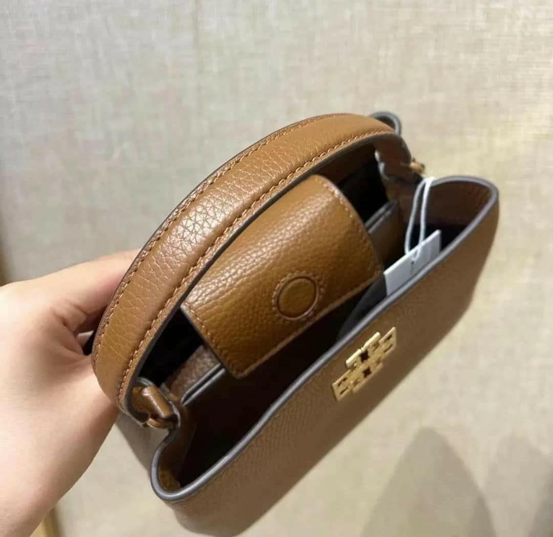 🇺🇲 New Authentic Tory Burch Britten Top handle Small Bag (Category: Luxury Bags & Wallets) located in Santa Cruz. Submitted by janelovebagswatchesshoesph (Listing ID 1190922068, Image 2). Description: with tag, dust bag and paper bag.