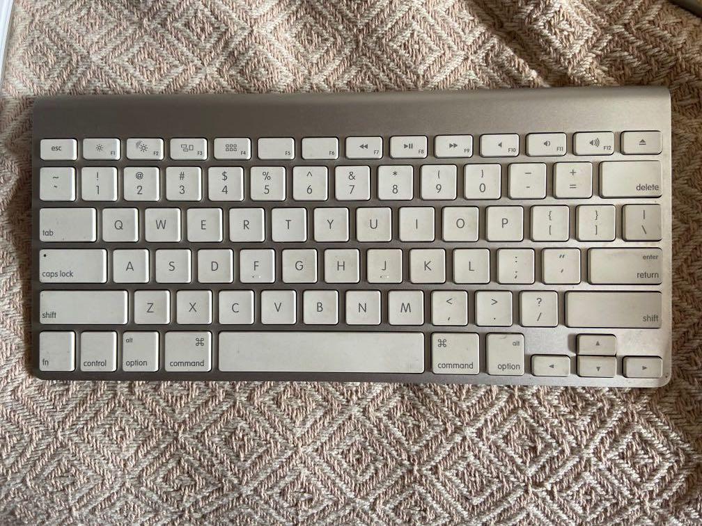 【取引成立済】iMac OS X 2011年 Bluetoothキーボード、マウス付 取引成立済】iMac OS X 2011年 Bluetoothキーボード、マウス付