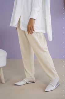 Calaqisya Stay Tapered Pants in Antique White
