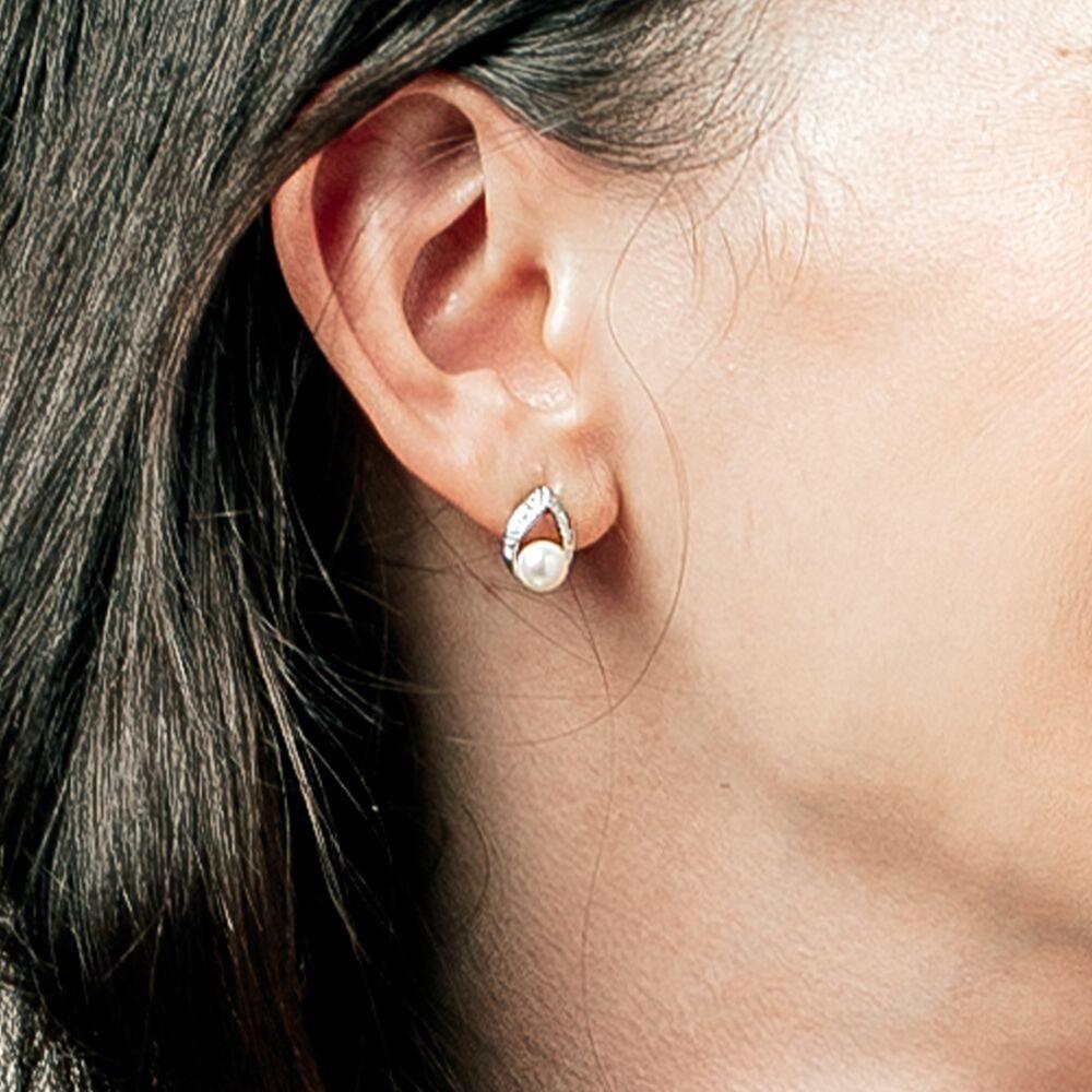 Gold teardrop pearl discount earrings