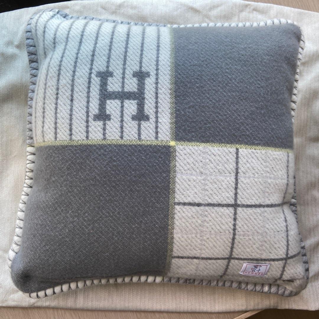 Hermes Avalon Cabriole cushion grey, 傢俬＆家居, 家居裝飾, 咕𠱸