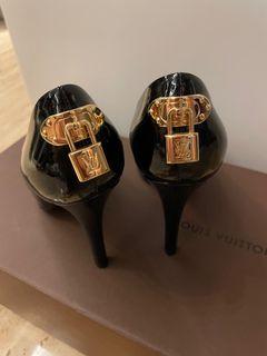 Louis Vuitton -Oh Really Gold Lock Peep Toe burgundy Suede Pump