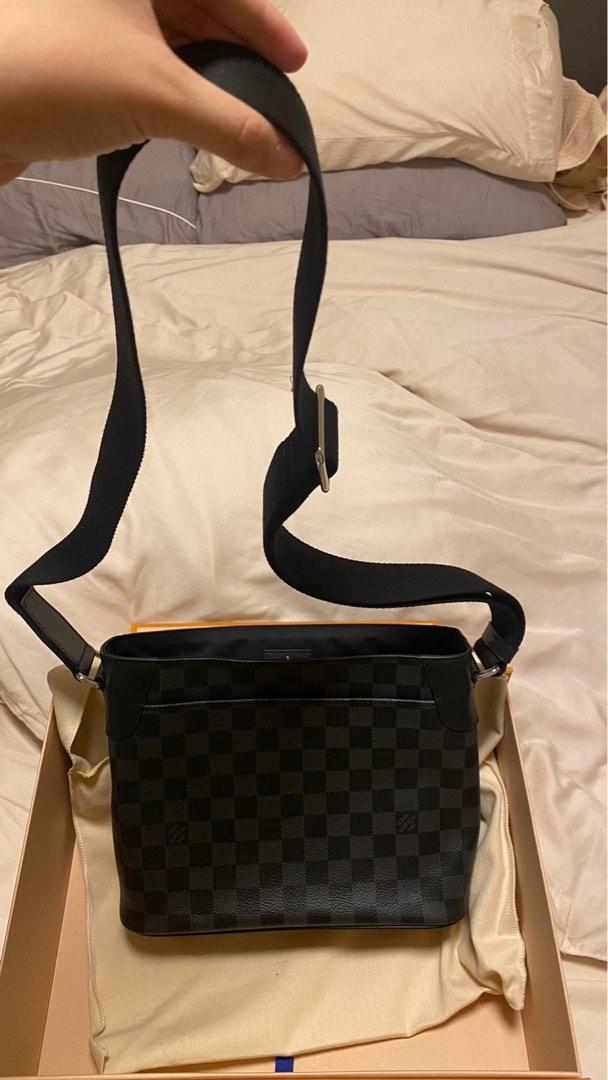 Louis Vuitton Messenger Bag - District PM graphite, Luxury, Bags