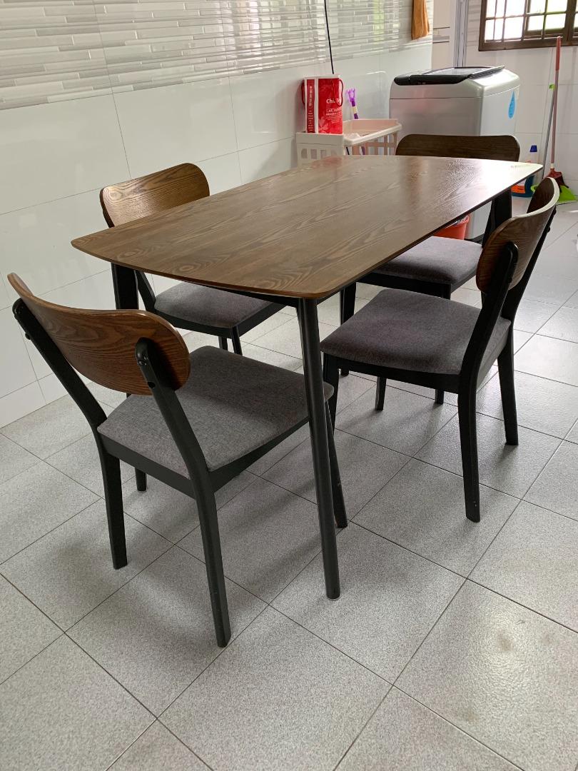 Picket & Rail dining table complete with 4 chairs. Walnut color. Fair