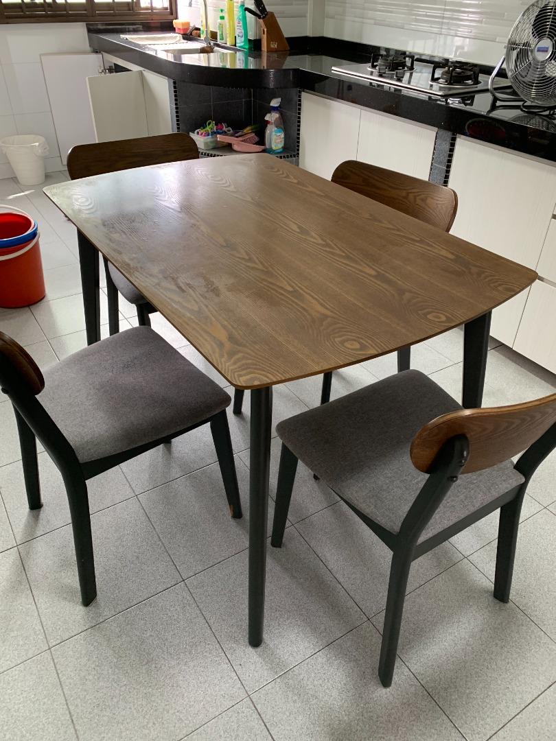 Picket & Rail dining table complete with 4 chairs. Walnut color. Fair