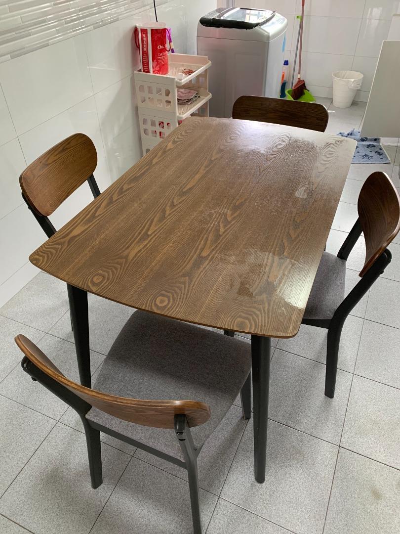 Picket & Rail dining table complete with 4 chairs. Walnut color. Fair