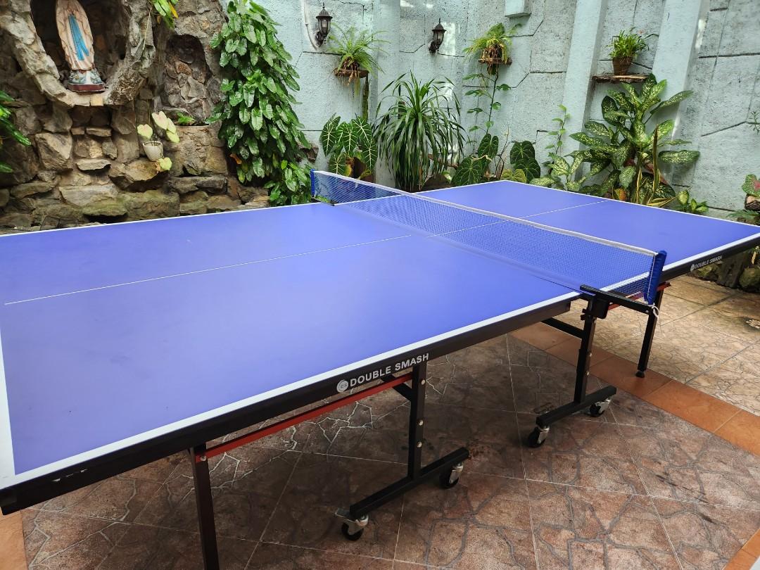 Slightly used ping pong table foldable with wheels, Sports Equipment