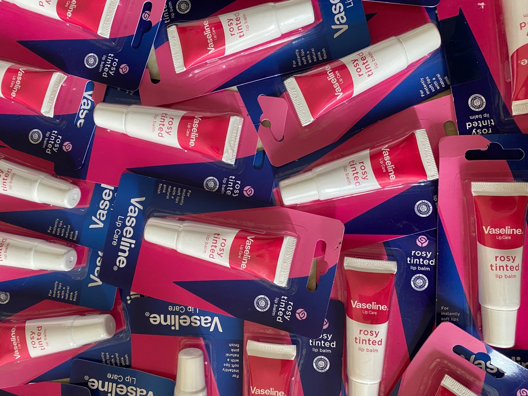 Vaseline Lip Balm Rosy Tinted 10g Health Beauty Skin Bath Body deretan-lip-balm-halal-yang-cocok-dipakai-di-bulan-ramadan
