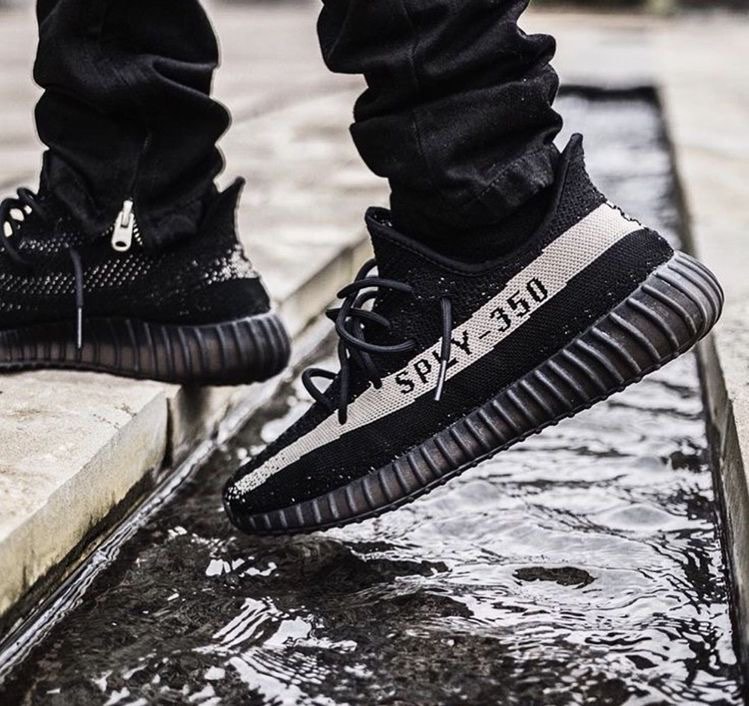 Yeezy Boost 350 V2 Oreo, Fesyen Pria, Sepatu , Sneakers di Carousell