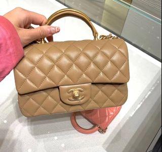 原價出售 全新 購自專門店 Chanel 22B 金屬手柄 MINI FLAP BAG 20CM WITH TOP HANDLE 包 袋 奶茶色 X 金色 BEIGE X GHW 羊皮