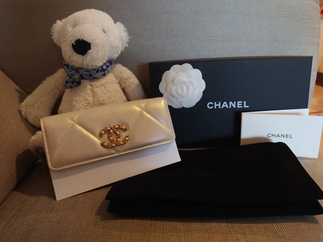 Chanel 19 iridescent best sale white