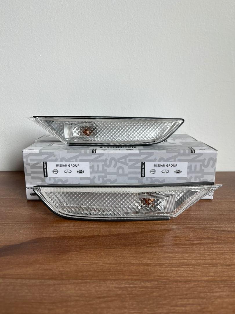 BRAND NEW Original Nissan GTR R35 front fender side marker, Car