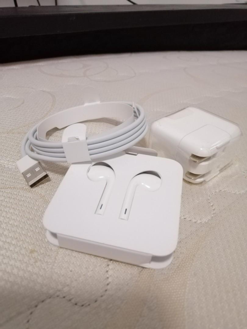 iPhone/iPad Charger & headset (Category: Chargers & Cables) located in San Pedro. Submitted by all_gooditems (Listing ID 1191181263, Image 1). Description: Guerantee ORIGINAL iPhone/iPad charger and headset.