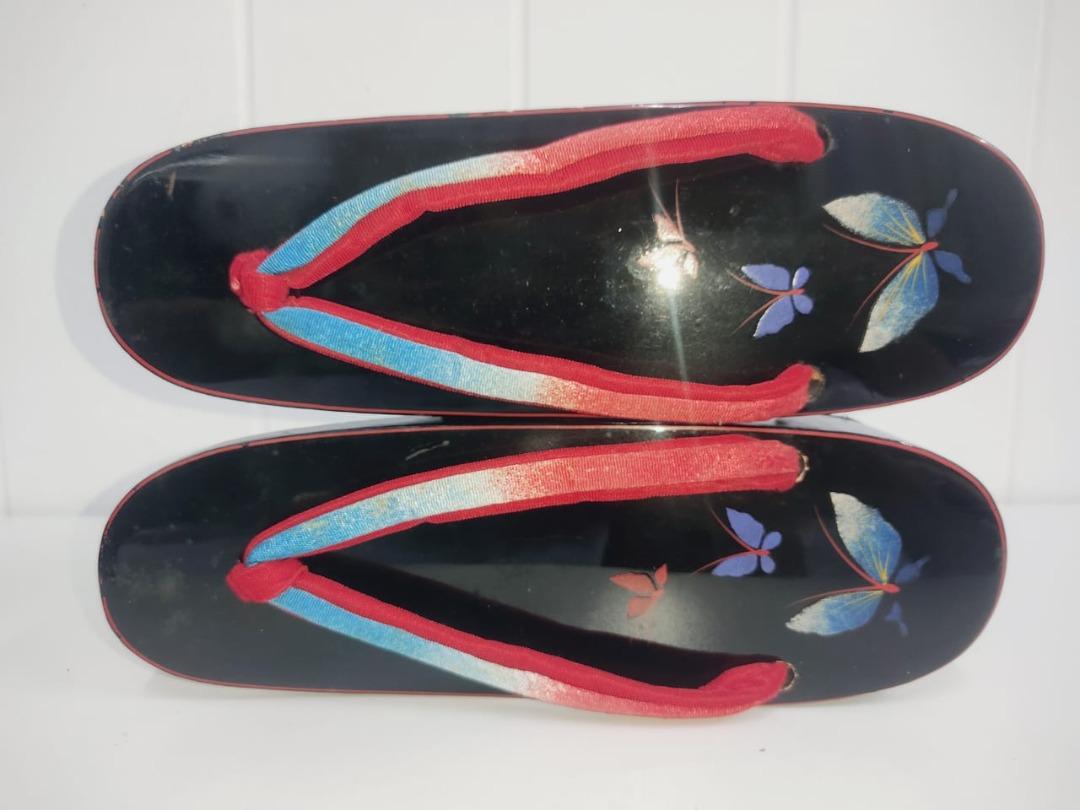 Lacquered zori store