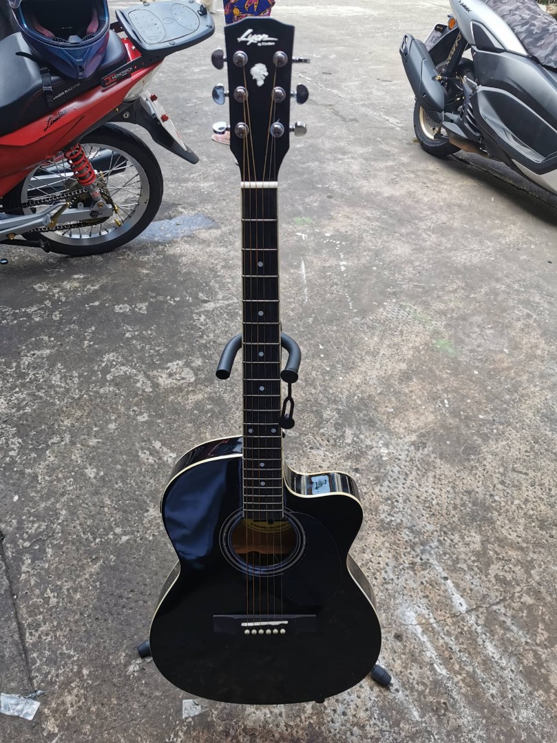 LYON SLIM ACOUSTIC GUITAR WITH PICK UP by washburn, Hobbies & Toys