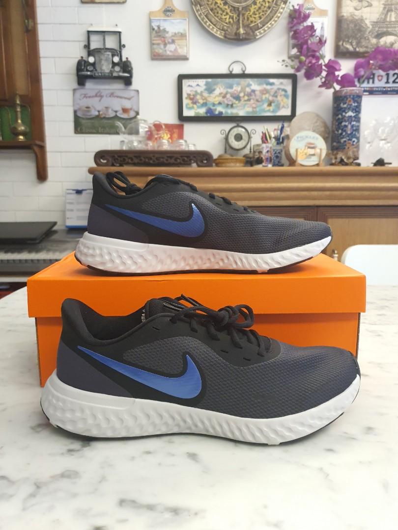 Nike revolution running shoe US 10, Men's Fashion, Footwear, Sneakers
