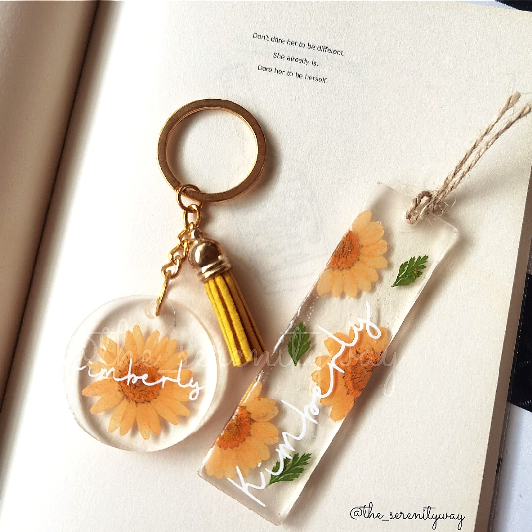 Elegant Daisy Flower Edition Personalized Acrylic Keychain – MissMomentos