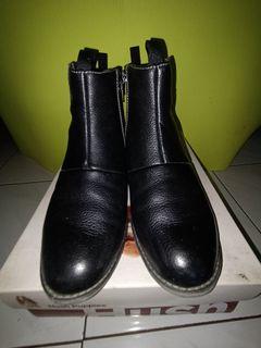 Sepatu hush puppies 38