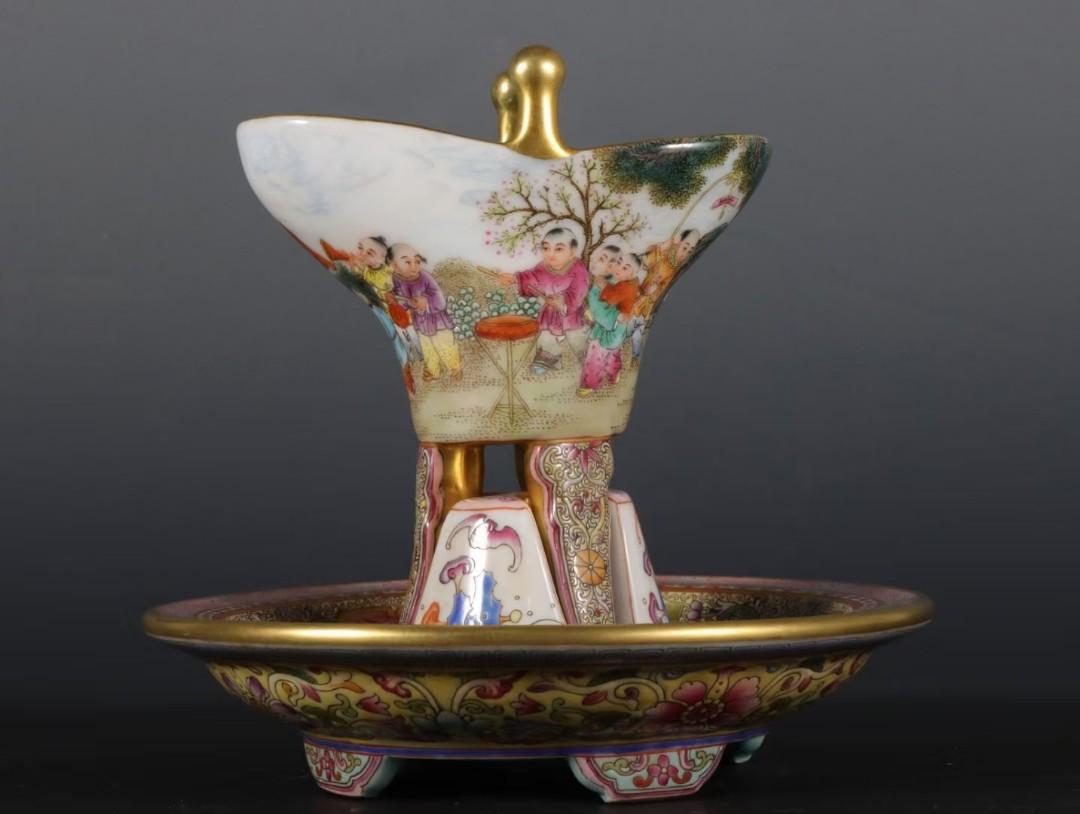 乾隆年制粉彩描金开窗宫粉红山水婴戏图爵杯一套。尺寸：高14cm