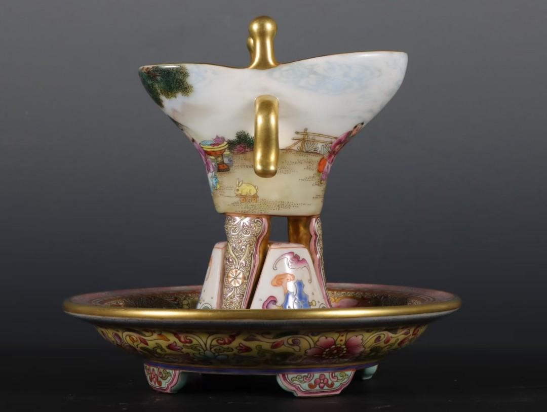 乾隆年制粉彩描金开窗宫粉红山水婴戏图爵杯一套。尺寸：高14cm