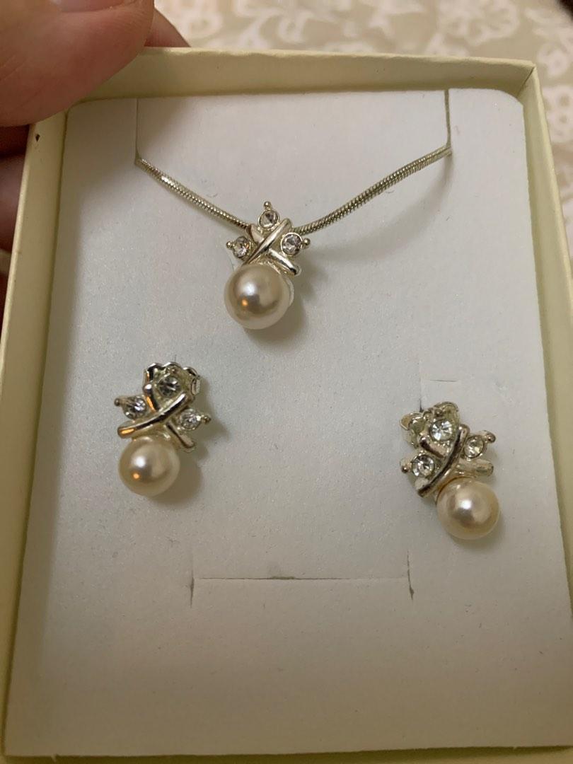 Avon pearl necklace with earrings