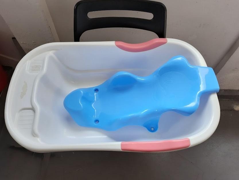 Incline baby bath tub for better bathing and Safety, Babies & Kids