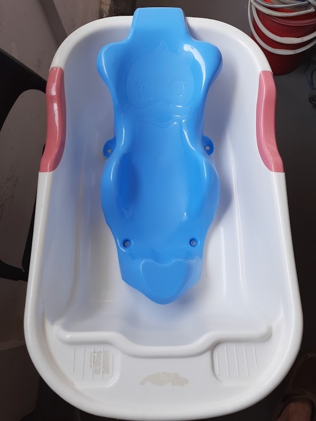 Incline baby bath tub for better bathing and Safety, Babies & Kids