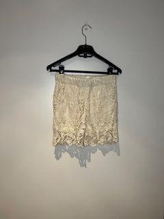 Lace shorts with elastic waist