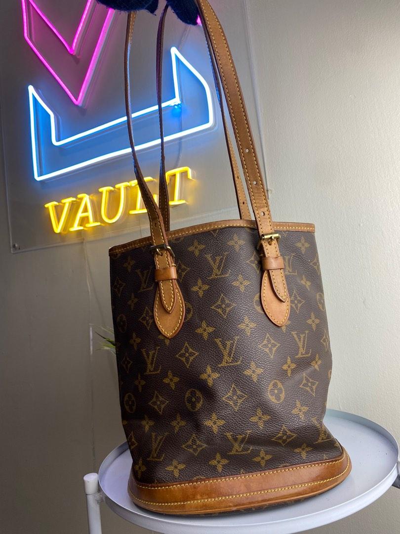Lv bucket bag size on sale