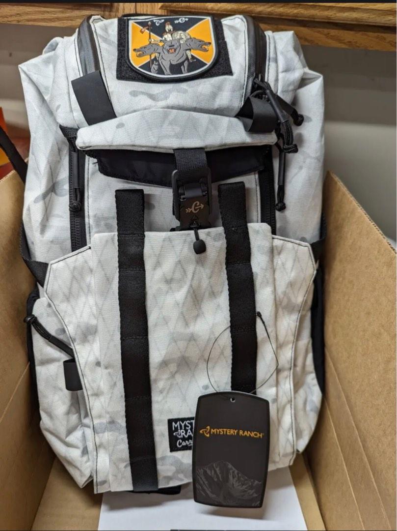 mystery ranch Spartan 可預購 限量 白色一個 carryology x pac, 他的時尚, 包, 腰包與手提包在旋轉拍賣