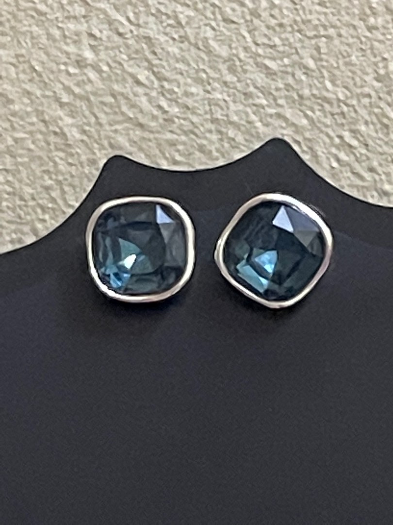Stud earrings Blue stoneback there is a small stone, Women's Fashion