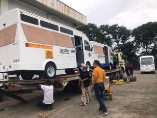 Truck for rent 10wheeler wing van sefloading lowbed truck flat bed boomtruck for inquiry pls call 09125929291 or 09954124612 any point of Luzon Visayas mindanao