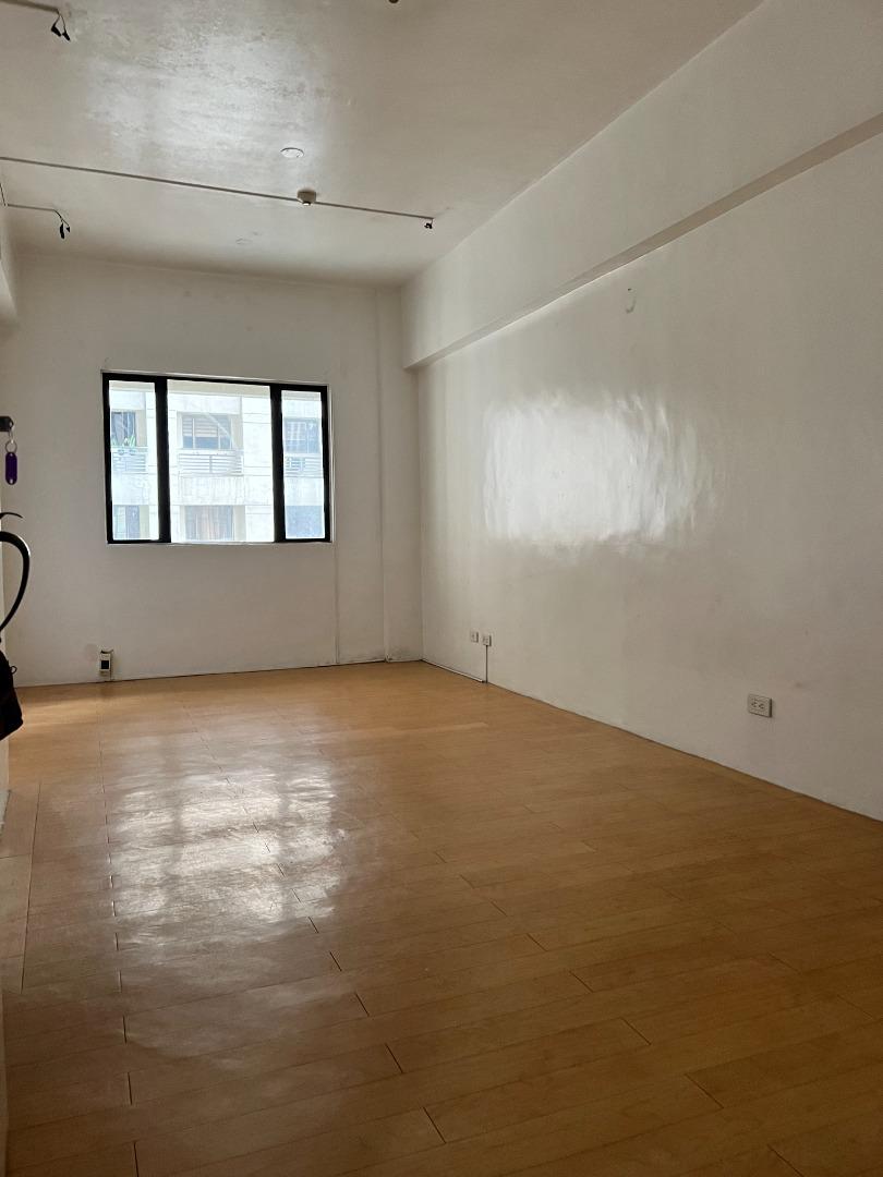 Eastwood Excelsior 1Bedroom Unit (Category: Apartments & Condos) located in Manila. Submitted by botsog (Listing ID 1191620177, Image 3). Description: Pre-Owned 1 Bedroom Unit in Eastwood Excelsior For 3.5Million. 36sqm Unfurnished No Parking Contact: Edna Garcia - Direct Owner, No agent 09175310579 Or +6596435150.