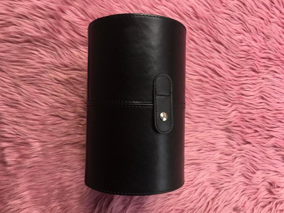 Exquisites Deluxe Leather Makeup Brush Holder (Brown) (Category: Makeup) located in Manila. Submitted by memorylanestore (Listing ID 1191503767, Image 1). Description: Exquisites Deluxe Leather Makeup Brush Holder *Leather Type Material *Can Fit Dozens Of Makeup Brushes *Brand New /Never Been Use. .