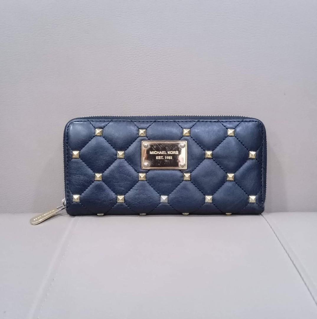 Micheal Kors Long Zipper Wallet (Category: Luxury Bags & Wallets) located in Taguig. Submitted by esa.agustin (Listing ID 1191549096, Image 1). Description: Original Micheal Kors black long soft leather zipper wallet..