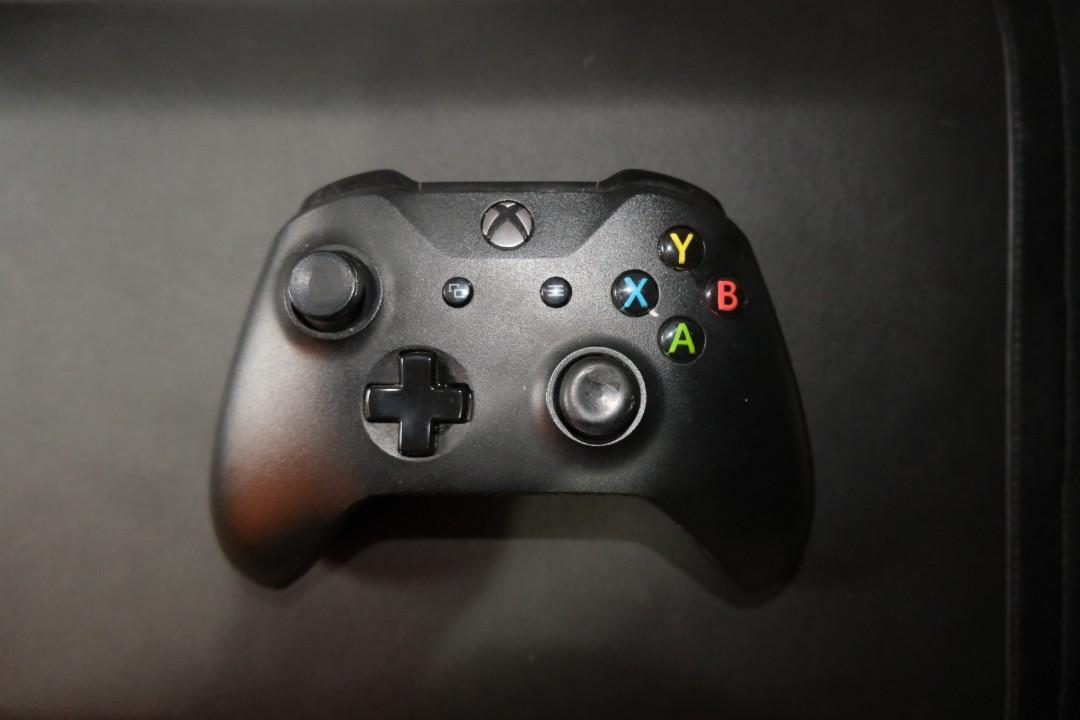 Xbox One Controller (Category: Controllers) located in Petaling Jaya. Submitted by murshidi.hashim (Listing ID 1191519905, Image 3). Description: Selling Xbox One Controller White : RM 160 Condition: 9.5/10 Black : RM 140 Condition: 7.5/10.