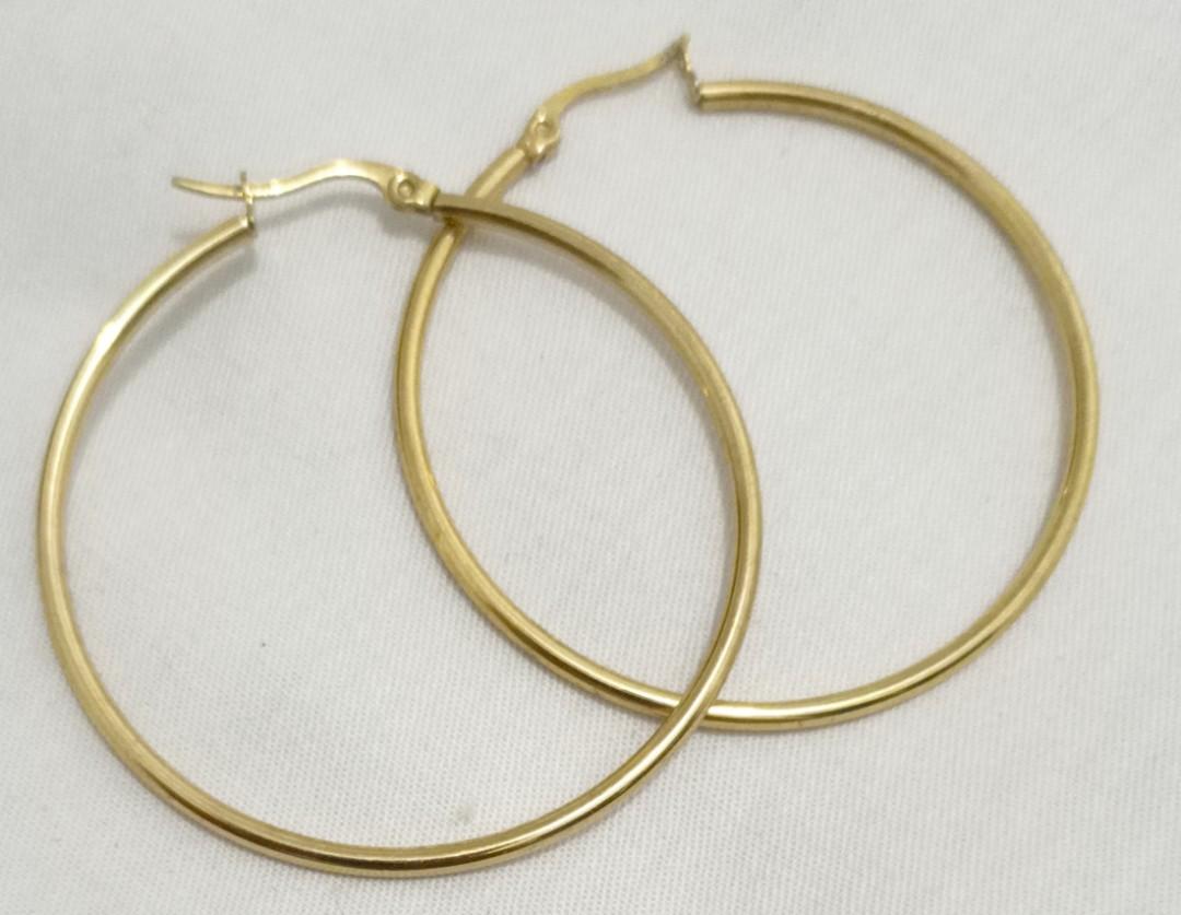 Loop earing store