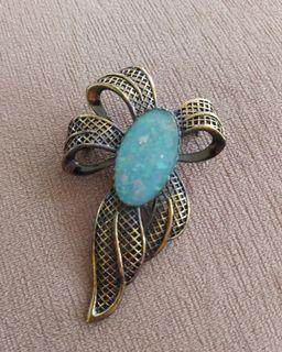 ANTIQUE LOOK BOW BROOCH WITH FAUX STONE CENTER