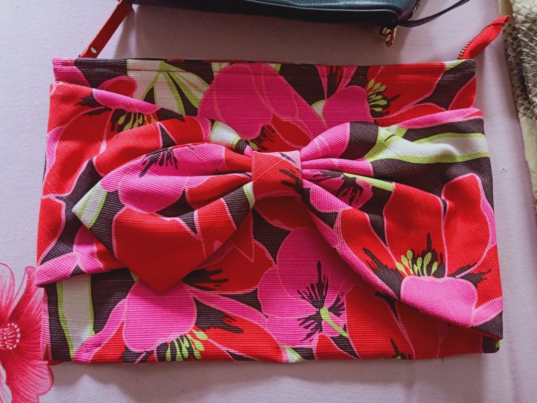 Authentic Kate Spade Pouch & Charles & Keith Wristlet Bundle (Category: Luxury Bags & Wallets) located in Caloocan City. Submitted by SummersClozet (Listing ID 1188330238, Image 2). Description: 👜 Personal pre-loved. 👜 Kate Spade Vanity Pouch, Charles & Keith Wristlet & Real Snake Skin Wristlet. 👜 MOP - Gcash 👜 MOD - GGX / Grab / Lalamove / Borzo 👉Charles & Keith has a very minimal signs of usage. Not big deal. Pls check pics. 👉Can be sold 