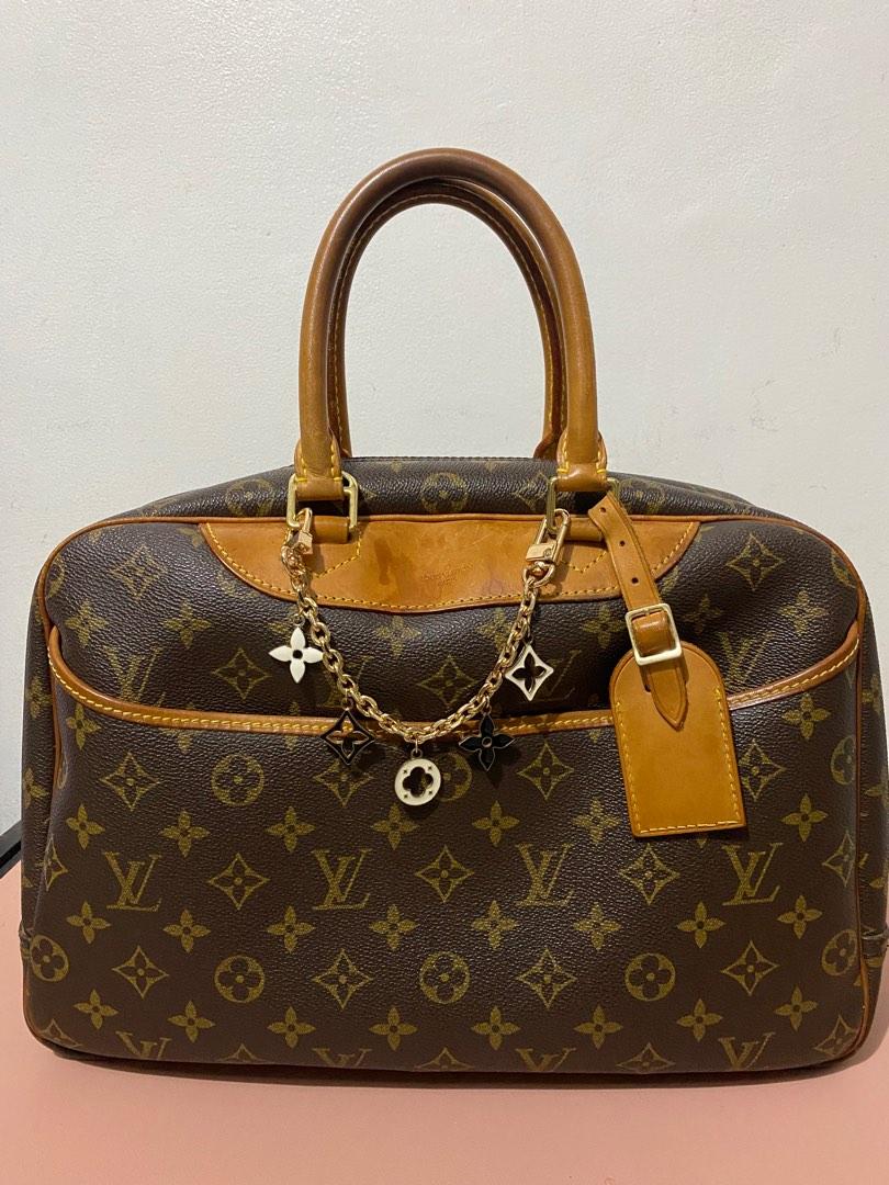 Bag Charm (Category: Luxury Accessories) located in Tarlac. Submitted by kaleidoscopic_girl (Listing ID 1188279257, Image 2). Description: .
