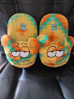 Bedroom slippers by BEARHUGGS (size 7-8)