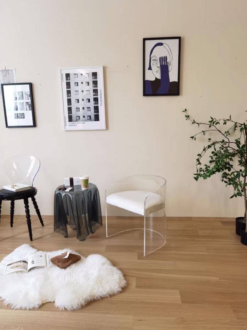 Wide outlet barrel chair