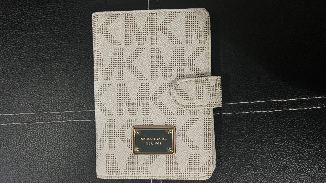 Original Michael Kors Passport Wallet, Women's Fashion, Bags & Wallets