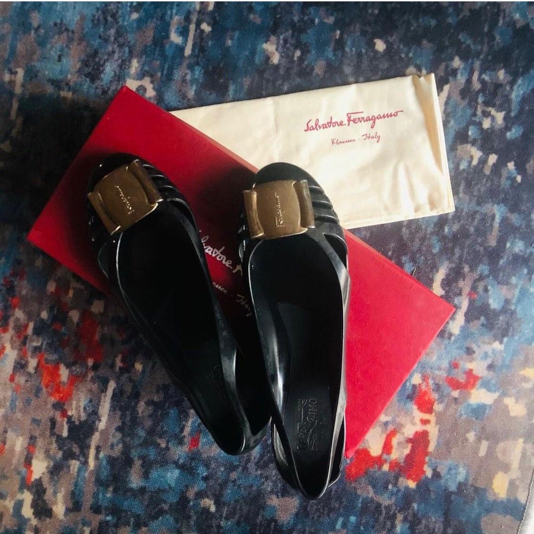 Salvatore Ferragamo Black Flats, Women's Fashion, Footwear, Flats on  Carousell