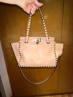 Valentino Garavani Nude Rockstud Small Leather Trapeze Bag ○ Labellov ○ Buy  and Sell Authentic Luxury