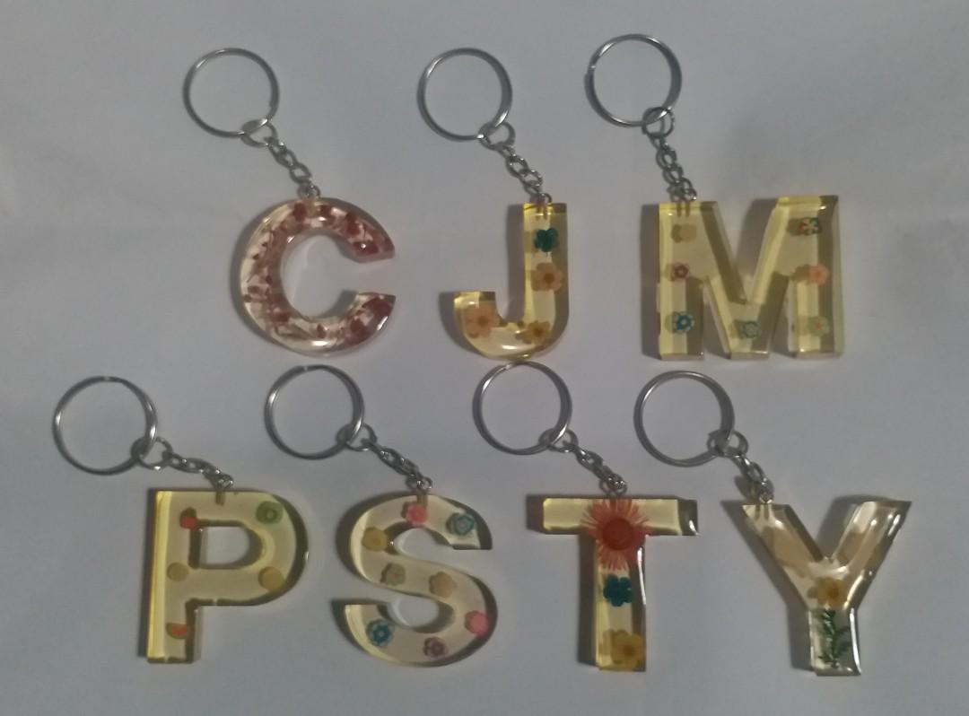 On Sales 包郵任選2個c J M P S T Y 字母造型淡黃色花紋英文字英文大楷姓氏名字簡稱滴膠匙扣鑰匙扣背包手袋吊飾